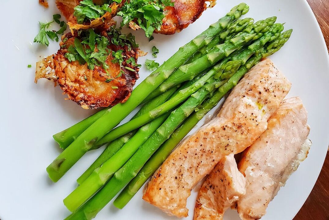 Baked fish with asparagus in the low-carb diet