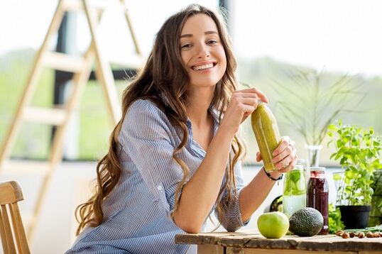 Girl drinking green smoothie to lose weight